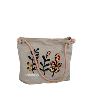 Totebag tapis khas Lampung dengan motif antik dan etnik, cocok untuk kebutuhan pribadi atau hadiah.