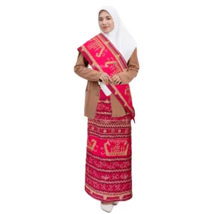 Kain tapis Lampung motif kapal berwarna merah dengan sulaman khas, cocok untuk busana tradisional dan souvenir eksklusif.