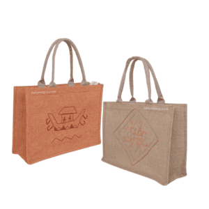 Tas tenteng etnik berbahan kain goni dengan warna kalem, dihiasi sulaman tapis khas Lampung, berukuran luas untuk membawa banyak barang.