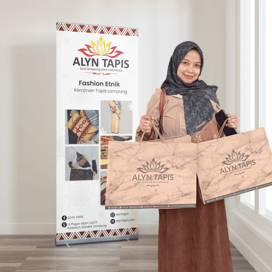 Customer mengunjungi toko Alyn Tapis dan berbelanja berbagai produk khas Lampung seperti kain tapis, tas, dan plakat tapis.