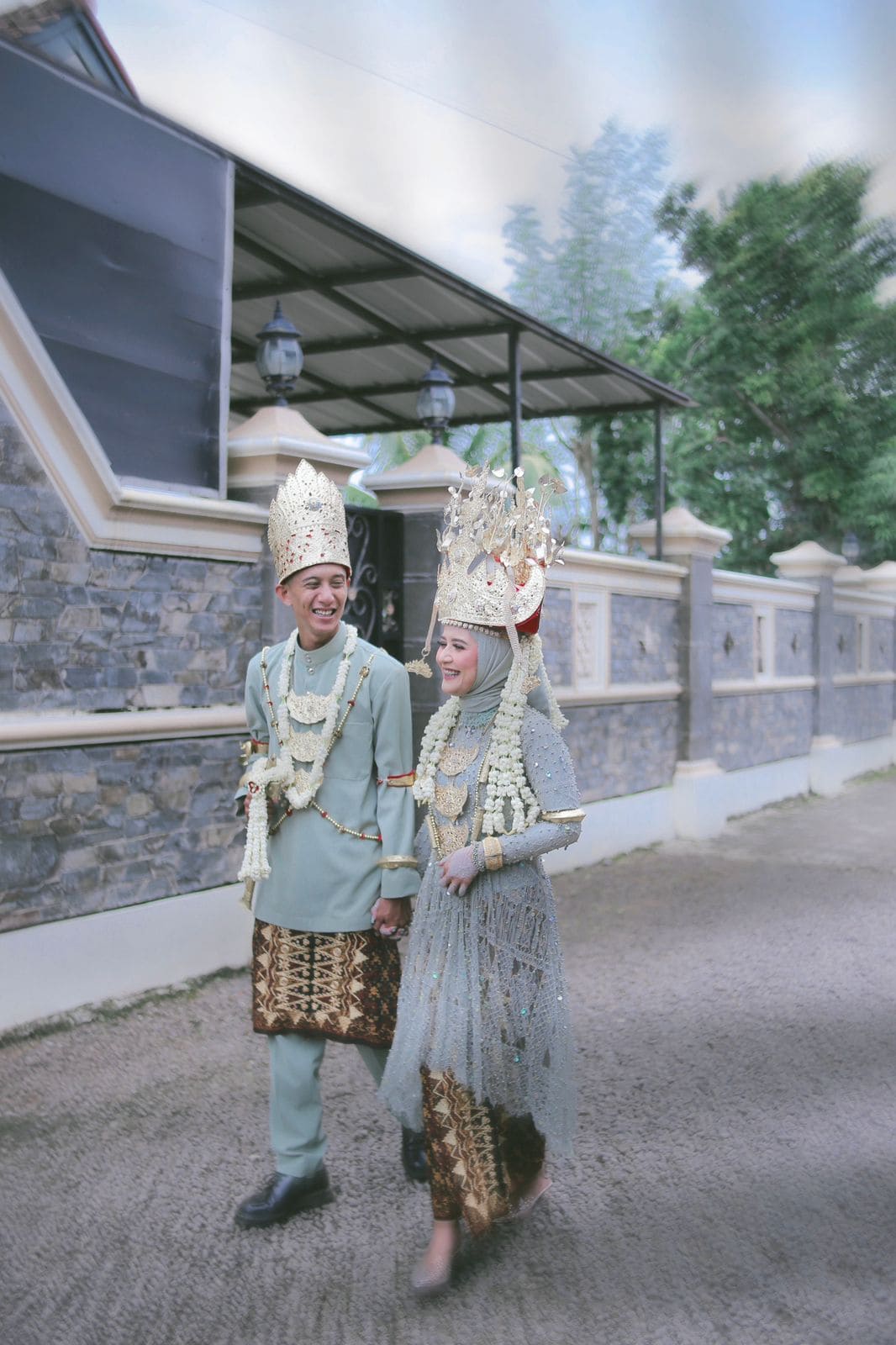 Pasangan mengenakan Kain Lilit Tapis Batik dari Alyn Tapis dalam acara pernikahannya, tampil anggun dengan kombinasi tapis tradisional dan batik bercorak elegan.
