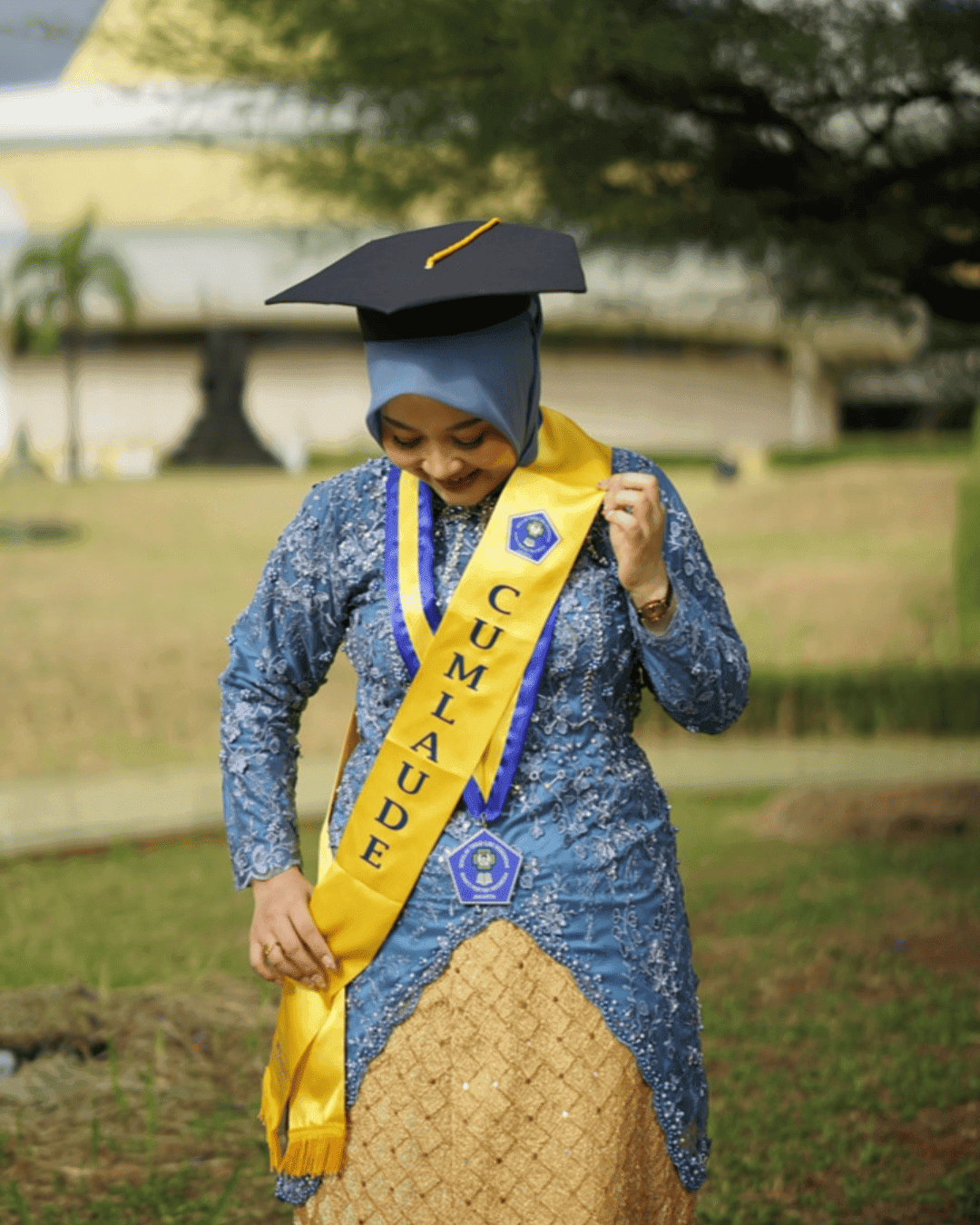 Pelanggan mengenakan kain tapis Alyn Tapis pada hari wisuda, tampil elegan dengan kain tradisional berkualitas tinggi.