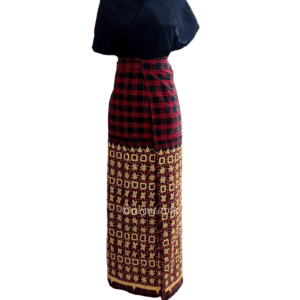 Kain lilit tapis kotak warna hitam dan merah dengan sulaman emas dari atas lutut hingga ke bawah pada mannequin