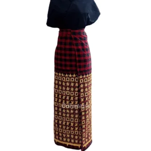 Kain lilit tapis kotak warna hitam dan merah dengan sulaman emas dari atas lutut hingga ke bawah pada mannequin