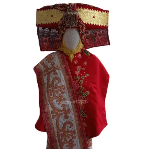 Kanduk Mighul Lampung berbahan beludru merah dengan hiasan kuningan ukir, tampilan eksklusif dan artistik.