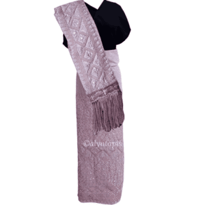 Kain tapis ungu lembayung dengan motif geometris dan rumbai elegan, karya tenun tradisional Lampung yang anggun dan mewah.