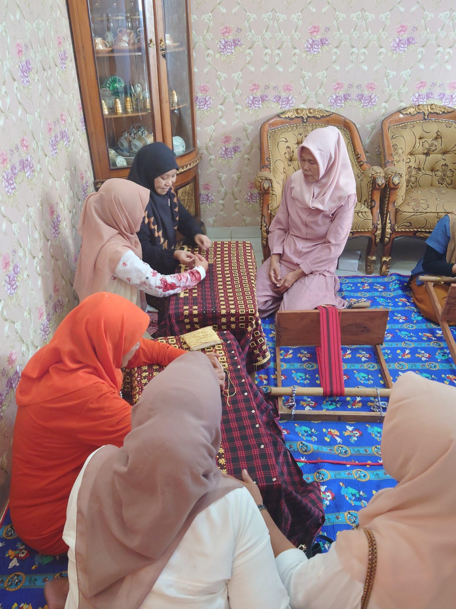 Proses pembuatan kain tapis bersama pengrajin Lampung