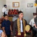 Verrel Bramasta memakai kain tapis Jungsarat