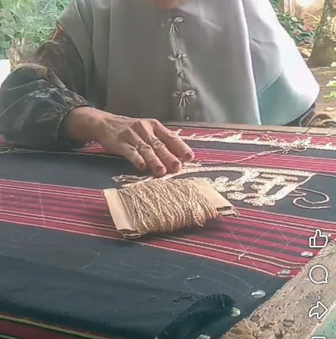 Pengrajin Lampung sedang menyulam tapis