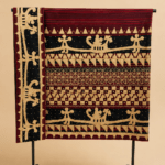 kain tapis raja meadal hitam khas Lampung dengan motif tradisional dan sulaman benang antik
